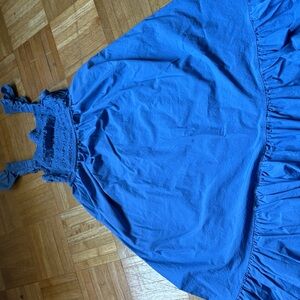 Hello Franki blue ruffle midi dress! Open back and ruffle tank top sleeve Size M